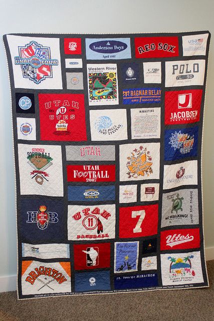 Best looking T-shirt quilt I've seen.  I like the black borders around everything. Save kids old t shirts as thy grow and then make it for them hen they move out of the house. Memories to sleep with in a college dorm. T-shirt Quilts, Tshirt Quilt Pattern, Tshirt Quilts, Quilt Crafts, Tee Shirt Quilt, Shirt Quilts, Memory Quilts, T Shirt Quilt, Tshirt Quilt