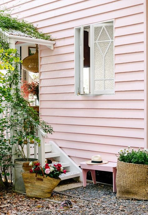 Pink House Exterior, Weatherboard Cottage, Country Style Magazine, Exterior Color Palette, Villa Style, Lakeside Cottage, Pink Cottage, Cottage Exterior, Melbourne House