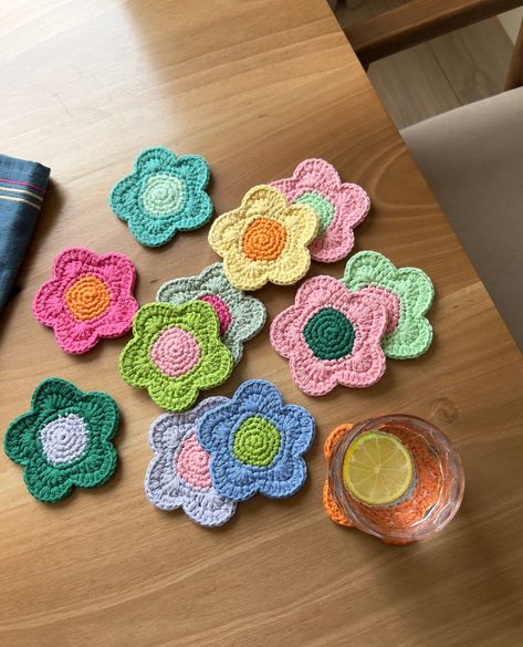 Hi there! Welcome to my shop!  Do you like these Y2K crochet daisy coasters? These crochet mug rugs are designed for your home and kitchen. Add difference to your home with this handmade coasters! A great gift idea for coffee, tea lovers!  You can gift these crochet daisy coasters to yourself, your wife, your grandma, your daughter, your son, your mom and dad.  Be sure they will like these! This mini rugs are designed for your mugs, accessories and can be used in many other way.  Handmade Housew Crochet Mug Rugs, Turtle Coaster, Daisy Mug, Rug Coasters, Y2k Crochet, Detailed Crochet, Crochet Mug, Dorm Gift, Confection Au Crochet