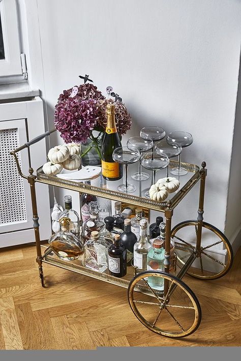 Champagne Bar Cart, Scandi Dining Room, Bar Cart Inspiration, Bar Cart Design, Bar Room Decor, Gentlemen Style, Metal Bar Cart, Gold Bar Cart, Home Bar Design