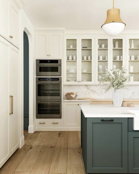 Kitchen Cabinets Aesthetic, Two Color Kitchen Cabinets, Kitchen Ceiling Ideas, Two Toned Kitchen, Two Toned Kitchen Cabinets, Kitchen Cabinets Color Combination, Cabinet Trends, Two Tone Kitchen Cabinets, Two Tone Kitchen