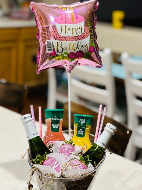 Mimosa Basket Gift Ideas Diy, Momosa Mothers Day Gift Basket, Brunch Basket Gift Ideas, Mimosa Gift Basket Diy Cute Ideas, Mini Mimosa Kit, Mimosa Basket Gift Ideas, Mimosa Gift Ideas, Mimosa Basket, Booze Gift Basket