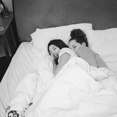 Same love cuddling in bed Go Best Friend, Cute Couples Cuddling, Bff Goals, Bff Pictures, Friend Goals, Soul Sisters, Best Friend Goals, Friendship Goals, Best Friend Pictures