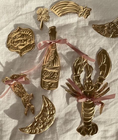 Embossed Gold Foil, Foil Ornaments Diy, Metal Foil Art, Diy Tin Ornaments, Tinfoil Ornaments, Diy Metal Ornaments, Repousse Art Projects, Foil Decorations Ideas, Tin Ornaments Diy