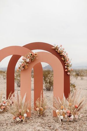 A wild Texas desert elopement that features dried textural floral, lush fresh floral and a fun dusty rose, mauve and rust color palette. #texaselopement #willowhousewedding #bohowedding #modernwedding #eclecticwedding #ceremonybackdrop #ceremonyflowers #arborflowers #arborarches #dustyrosewedding #rustwedding Events Ideas Creative Unique, Unique Ceremony Backdrop, Photobooth Backdrop Event, Unique Wedding Arch Ideas, Unique Backdrop Ideas, Creative Backdrop Ideas, Modern Wedding Backdrop, Arches Backdrop, Unique Wedding Backdrop