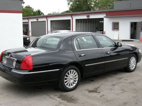 Lincoln Town Car Executive- No idea where this is, bu the car looks clean! 2011 Lincoln Town Car, Lincoln Motor Company, Lincoln Motor, Lincoln Cars, Lux Cars, Ford Lincoln Mercury, Grand Marquis, Town Car, Buy Car