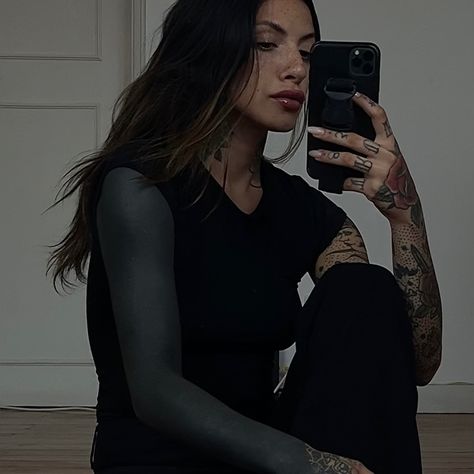 Women Blackout Tattoo, Blackout Tattoo Women, Black Sleeve Tattoo, Jagua Henna, Samurai Mask, Solid Black Tattoo, Blackout Tattoo, Tattoo Aesthetic, Tattoed Women