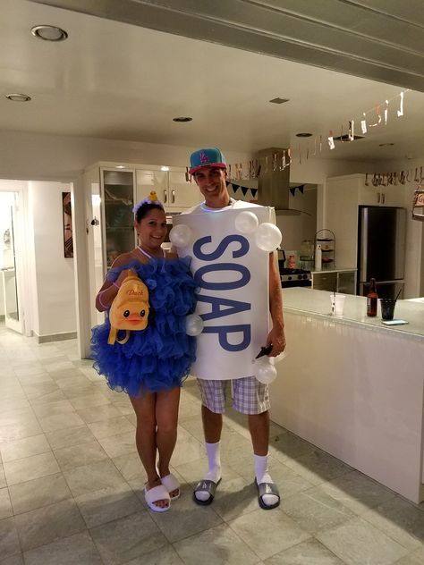 Diy Loofah Costume, Couples Halloween Costumes Creative, Loofah Costume, Loofah Soap Diy, Halloween Costumes Diy Couples, Unique Couple Halloween Costumes, Halloween Parejas, Bff Halloween Costumes, Halloween Coustumes