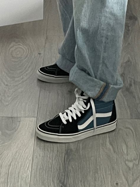 Vans Sk8 Hi Navy, Skater Photography, Vans Sk8 Hi Outfit, Sk8 Hi Outfit, Vans Shoes Fashion, Outfit Grunge, Vans Outfit, Navy Outfit, Outfit Inspo Summer