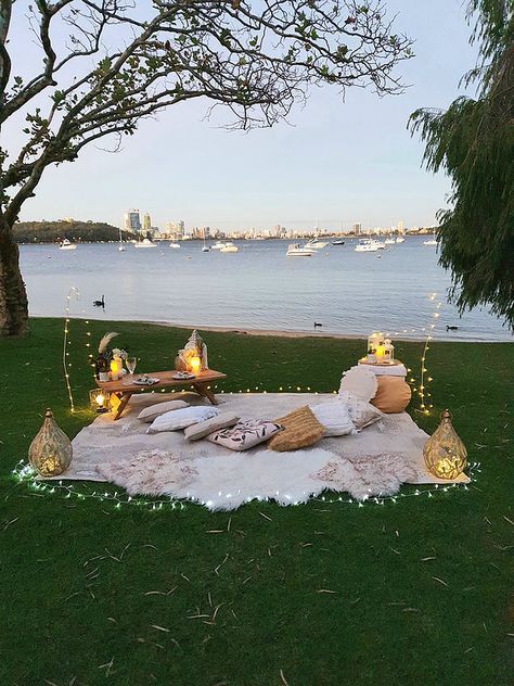 Outdoor Romantic Picnic, Picnic Fairy Lights, Fairy Lights Picnic, Romantic Night Picnic, Picnic Setup Ideas, Picnic Proposal Ideas, Romantic Picnic Ideas, Proposal Ideas Simple, Wedding Proposal Ideas Engagement