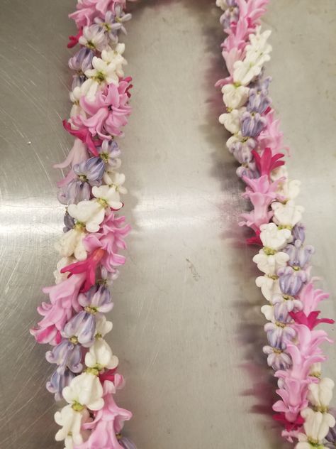 Three strands twisted together to form one lei; two strand of crown flower without petals, one lavender and one white and one strand of pink fragrant hyacinth. Hawaii Big Island, Flower Lei, Flower Braids, Graduation Leis, Hawaiian Lei, Traditional Wedding Decor, Open Flower, Crown Flower, Wedding Flower Inspiration