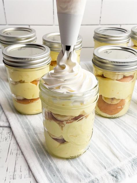 Individual Banana Pudding Cups, Banana Pudding Jars, Individual Banana Pudding, Banana Pudding Cups, Instant Banana Pudding, No Bake Banana Pudding, Stabilized Whipped Cream, Pudding Pies, Trifle Bowl