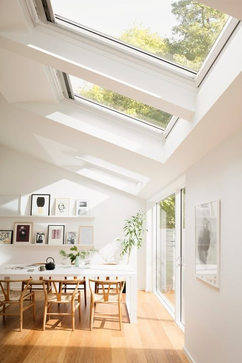 Scandinavian Dining Room, Interior Design Per La Casa, Scandinavian Dining, Roof Window, Nordic Interior, Kitchen Extension, Natural Home Decor, Design Del Prodotto, House Extensions