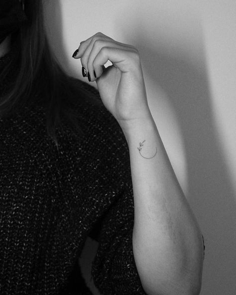 Flower Wreath Tattoo, Tattoo On The Wrist, Wreath Tattoo, Ancient Tattoo, Minimalist Flower, Flower Wreaths, Minimalist Line Art, Minimalist Tattoos, Minimalist Flowers