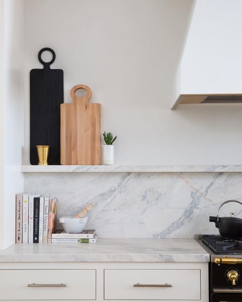 SHAUNA WALTON DESIGN on Instagram: “Classic kitchen with all the details. 📸: @lomillerphoto . . . . . . .  #shaunawaltondesign #swd #toronto #yyz #interiordesign…” Small Kitchen Black, House Finishing Ideas, Kitchen Ledge Decor, House Kitchen Cabinets, Vermont Homes, No Upper Cabinets, Perfect Laundry Room, Kitchen Backsplash Trends, Backsplash Trends