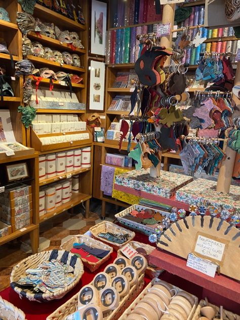 Small Gift Shop Aesthetic, Italy Souvenirs Aesthetic, Souvenir Shop Aesthetic, Souvenir Shop Design, Venice Souvenirs, Things Reference, Italy Souvenirs, Gift Shop Interiors, Artisan Shop