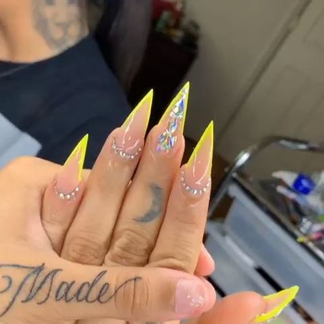 Stilleto Nails Designs, Yellow Nail, Stiletto Nail Art, Stiletto Nails Designs, Luxury Nails, Coffin Nails Designs, Fire Nails, Bling Nails, Pretty Acrylic Nails