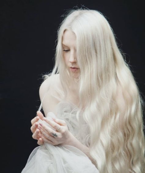 Dnd Worldbuilding, Elsa Disney Princess, Targaryen Hair, Daena Targaryen, Helaena Targaryen, Elsa Disney, Long White Hair, Targaryen Aesthetic, Long Blonde Hair