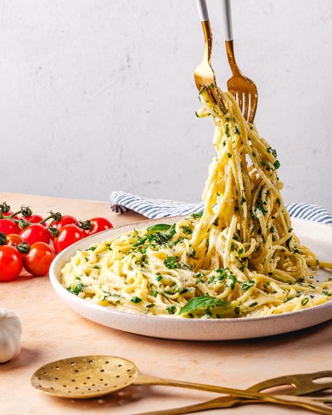 Try this simple and delicious linguine recipe with garlic and herbs! Parmesan cheese, fragrant garlic, and fresh herbs flavor a luscious cream sauce that perfectly coats the pasta. Serve it as a side dish, or stir in cooked protein to turn it into a main! #linguine #linguinerecipe #dinner #dinnerideas #dinnerrecipe #sidedish #sidedishrecipe #sidedishideas #summer #summerrecipe #pasta #pastarecipe Pasta With Garlic, Cold Dip Recipes, Recipe With Garlic, Smart Eating, High Potassium Foods, Best Fish Recipes, Potassium Foods, Winter Salad Recipes, Linguine Recipes