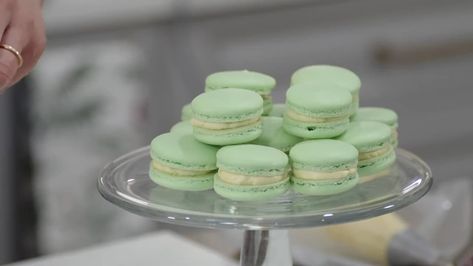 Macarons are on the menu in Book recipe, and we are going to teach you how to make this delicious recipe from scratch! The post How to Make Swiss Macarons appeared first on Recipe book. Swiss Macarons, French Buttercream, How To Make Macarons, Buttercream Filling, How To Make Sandwich, Macaron Recipe, Recipe From Scratch, Ground Almonds, No Sugar Foods