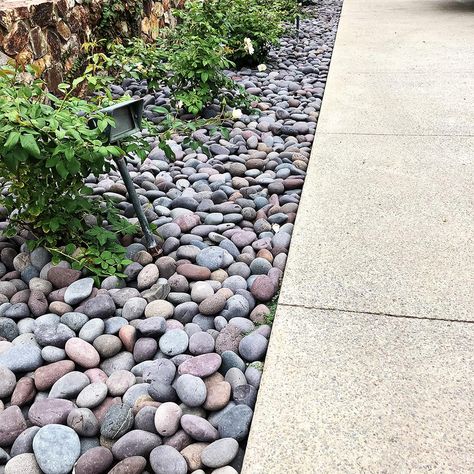 Flagstone Backyard, Backyard Rocks, Ideas Para Decorar Jardines, Garden Landscaping Backyard, Mexican Beach Pebbles, Rocks Landscaping, Pebble Garden, Mexican Beach, River Rock Landscaping