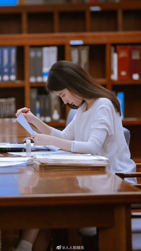 Studying Korean, Studying Girl, Aesthetic Korean, Korean Aesthetic, A Book, A Woman