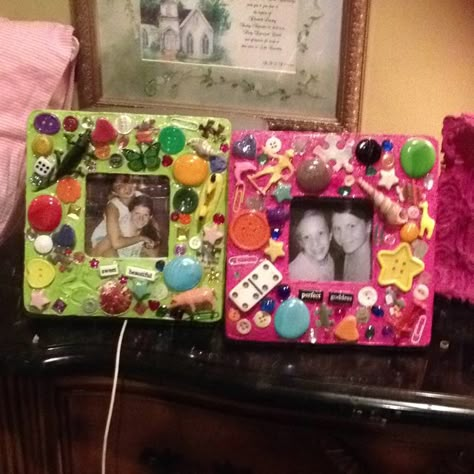 These are just two cute picture frames that you can easily make with old junk that you would normally throw away! This is a great craft! Don't let your old things go to waste! Make a cute picture frame instead! Fun Frames For Pictures, Homemade Gifts With Pictures, Junk Picture Frames, Craft Ideas Birthday Gift, Funky Photo Frames, Bff Frame Ideas, Crafts For Friends Birthday, Homemade Presents For Friends, Etsy Crafts To Sell