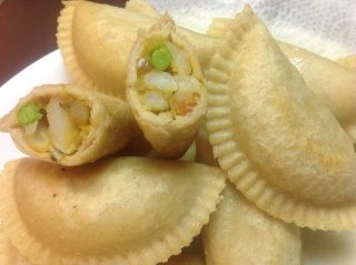 Samosa Dough, Empanada Dough Recipe, Empanadas Recipe Dough, Empanada Dough, Egg Roll Filling, Sweet Pie, Tasty Baking, Samosa, Free Family