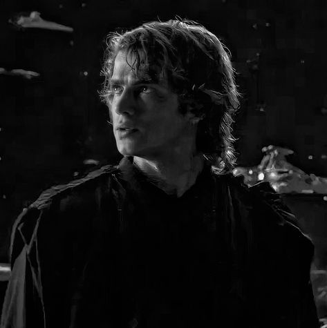 Anakin Skywalker Widget, Star Wars Black Aesthetic, Anakin Black And White, Aniken Skywalker Pfp, Anakin Pfp, Star Wars Profile Picture, Anakin Dark Side, Anakin Skywalker Pfp, Anakin Aesthetic