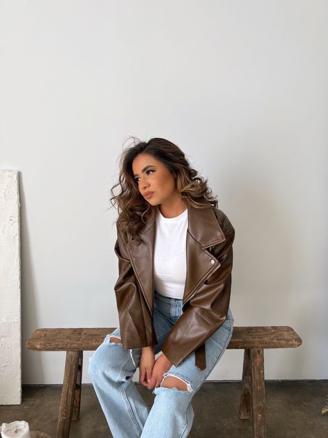 Brown Short Jacket Outfit, Light Leather Jacket Outfit, Womens Brown Leather Jacket Outfit, Brown Leather Blouse Outfit, Women’s Leather Jacket Outfit 2023, Brown Jacket Fall Outfit, Brown Jeans Jacket Outfit, Dark Brown Moto Jacket Outfit, Brown Jacket Leather Outfit