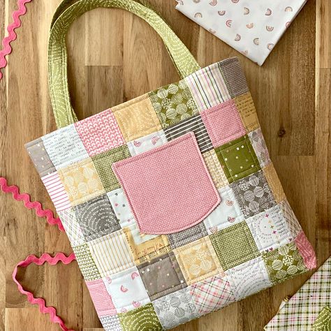 Make a Special Bag from a Favorite Fabric Collection - Quilting Digest Diy Purse Patterns, Quilted Purse Patterns, Quilt Sewing Room, Spring Quilts, Quilted Gifts, Winter Quilts, Tote Bags Sewing, Diy Purse, Pouch Pattern