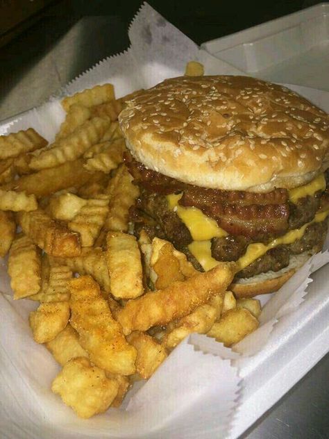 Cheeseburger And Fries, Food Babe, Good Eat, Think Food, Food Drinks Dessert, Food Goals, Food Obsession, French Fries, Pretty Food