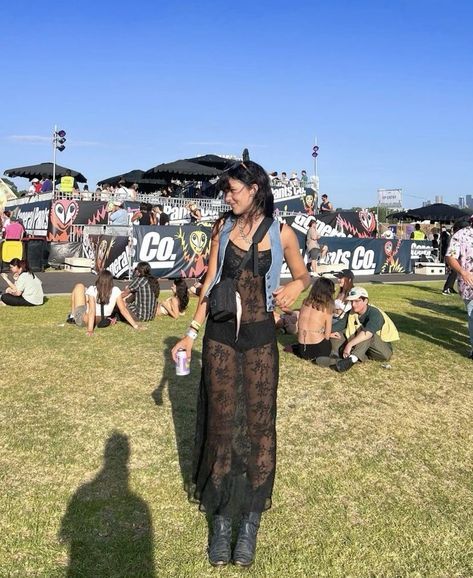 Nyc Festival Outfit, All Black Music Festival Outfit, Simple Festival Outfit Summer, House Edm Outfit, Grunge Festival Outfit Summer, Sick New World Festival Outfit, Outside Lands Outfit Ideas, Glastonbury Outfit Ideas, Music Outfits Festival