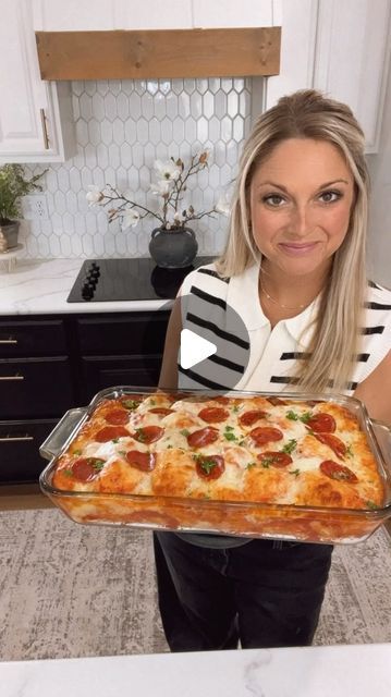 Bubbly Pizza, Love Recipe, Pizza Pepperoni, Pizza Casserole, Quick And Easy Dinner, Pizza Place, 9x13 Baking Dish, Buttermilk Biscuits, Dinner Idea