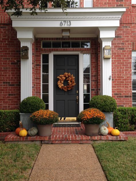 . Colonial House Front Porch, Small Fall Porch, Porch Fall Decorating Ideas, Traditional Fall Decor, Rustic Front Porch, Diy Baskets, Front Porch Christmas Decor Ideas, Fall Front Porch Decor, Porch Christmas Decor Ideas