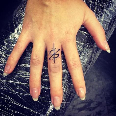 Finger Image, Small Compass Tattoo, Tattoo On Finger, Simple Compass Tattoo, Simple Compass, Small Foot Tattoos, Tattoo Finger, Ring Tattoo, Simple Tattoos For Women