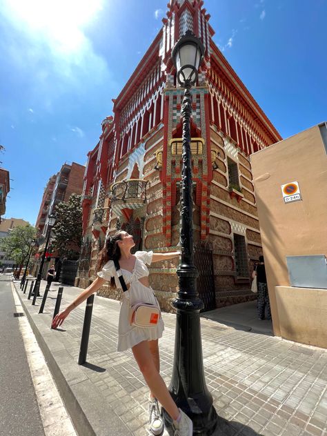 Casa vicens barcelona spain españa gaudi Spain Photoshoot Ideas, Madrid Spain Picture Ideas, Casa Vicens Barcelona, Barcelona Poses Photo Ideas, Barcelona Pics Ideas, Barcelona Picture Ideas, Barcelona Wardrobe, Barcelona Photo Ideas, Spain Photoshoot