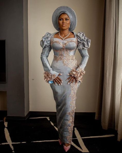 Exclusive And Stunning Aso-Oke Styles For Brides. - Ladeey Aso Oke Styles, Asoebi Lace Styles, Traditional Nigerian Wedding, Asoebi Lace, Party Dresses Plus Size, Yoruba Bride, Plus Size African, Nigerian Traditional Wedding, African Bridal Dress