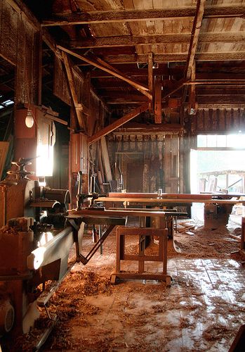 Old Wood Shop Woodworking Images, Woodworking Garage, Workshop Layout, Carpentry Workshop, Woodworking Tools Storage, Antique Woodworking Tools, Woodworking Tools Workshop, Essential Woodworking Tools, Best Woodworking Tools