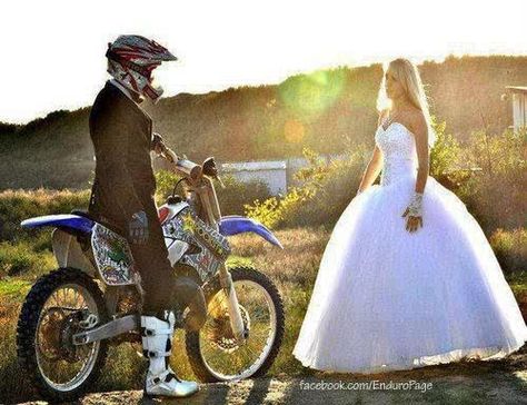 Tux and wedding dress with helmets and boots... Love the idea but she needs a helmet Motocross Wedding, Motocross Couple, Dirt Bike Wedding, Travis Pastrana, Bike Wedding, Bike Couple, Motocross Love, Bike Girl, Dirt Bike Girl