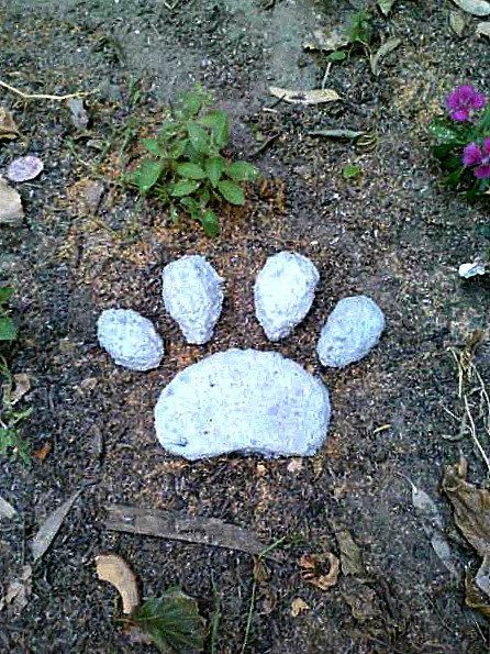 https://www.etsy.com/listing/109466330/stepping-stone-paw-print-pet-memorial Lou Dog, Pet Garden, Garden Concrete, Pet Memorial Garden, Cats Paw, Pagoda Garden, Stone Diy, Play Garden, Pet Cemetery