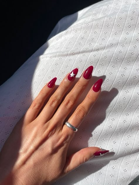 Almond Star Nails Red, Red Nails With A Star, Red Nails With Star Design, Red Star Nail Designs, Eras Tour Nail Ideas Red, Red And Blue Star Nails, Red And Silver Star Nails, Red Nails White Star, Red Nails Aesthetic Design