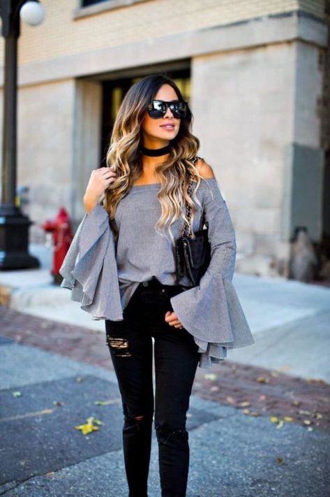 This bell sleeve top outfit is perfect for the colder months! Bell Sleeve Top Outfit, Bell Sleeve Outfit, Tops Fall Outfits, Top Outfit, Fashion 2017, Bell Sleeve, Ripped Jeans, Casual Chic, Open Back