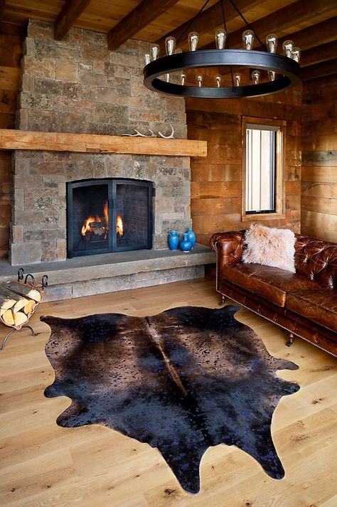 Cowhide Rug Living Room Farmhouse, Americana Living Rooms, Modern Western Home, Cowhide Rug Living Room, Western Living Room Decor, Barn Office, Cowhide Decor, Western Interior, Cabin Rugs