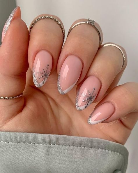 Snowflake Nail Design, Christmas Nails Easy, Christmas Gel Nails, Makijaż Smokey Eye, Snowflake Nails, Silver Nails, Xmas Nails, Classy Nails, Chic Nails