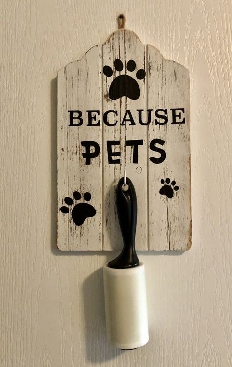 Puppy Signs Diy, Dog Lint Roller Sign, Diy Animal Decor, Pet Projects Diy, Pet Crafts To Sell, Funny Pet Signs, Cute Dog Signs, Dog Rooms Ideas, Dog Items To Make And Sell