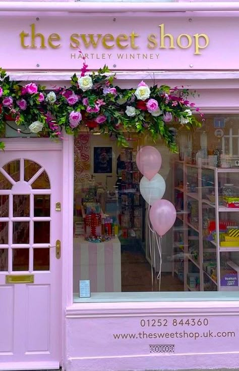 Floral Shop Ideas, Cafe Doors, Artificial Flower Decor, Wild Flower Arrangements, Pink Store, Artificial Flowers Decor, Front Shop, Floral Installation, Outdoor Shop