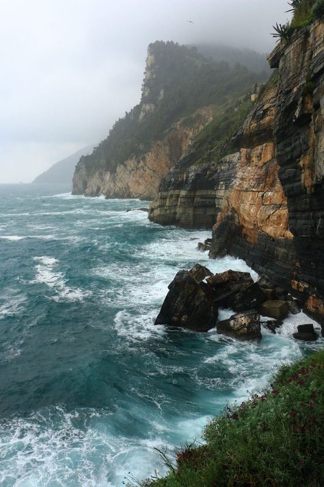 #rain #rainy #rainyday #foggy #nature #green #sky #aesthetic  #diy #recipe #gardening #photography #world #ocean #waves #cliff Ocean Cliff, Bad Weather, Sea And Ocean, Pretty Places, Ocean Waves, The Great Outdoors, The Ocean, Beautiful Nature, Beautiful Pictures