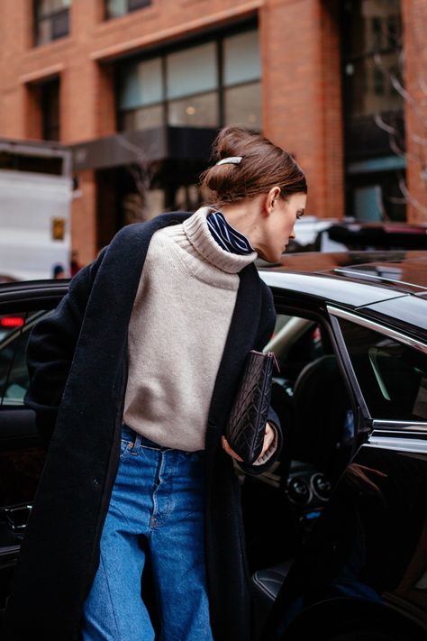 The Double Turtleneck Look to Try for Fall and Winter — Street Style Styling Tips Layered Turtleneck, Fall Girl, Chunky Turtleneck Sweater, 2024 Outfits, Woman Walking, New York Fashion Week Street Style, Winter 22, Nyfw Street Style, Looks Street Style