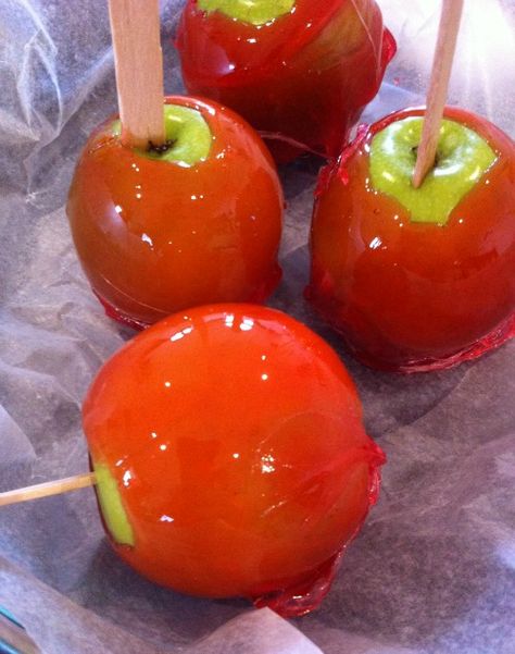 Toffee Apples Ready - Allowing To Set Cinnamon Candy Apple Recipe, Toffee Apples Recipe, Apple Recipes For Kids, Fresh Fruit Ideas, Desert Snacks, Cinnamon Hard Candy, How To Make Toffee, Toffee Apples, Easy Toffee